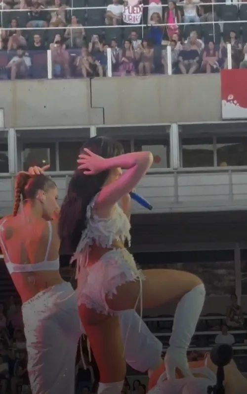 Culazo de Aitana en el primer concierto de la gira, UPVOTE PARA VIDEO