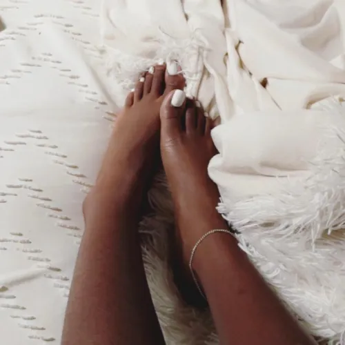 Do you think my chocolate feet are pretty ??🥺