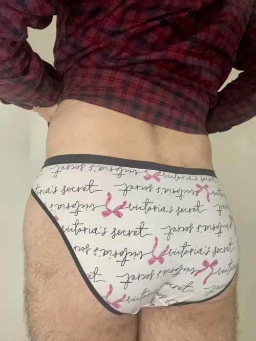 Hidden under a man’s flannel could be his Victoria’s Secret 💖