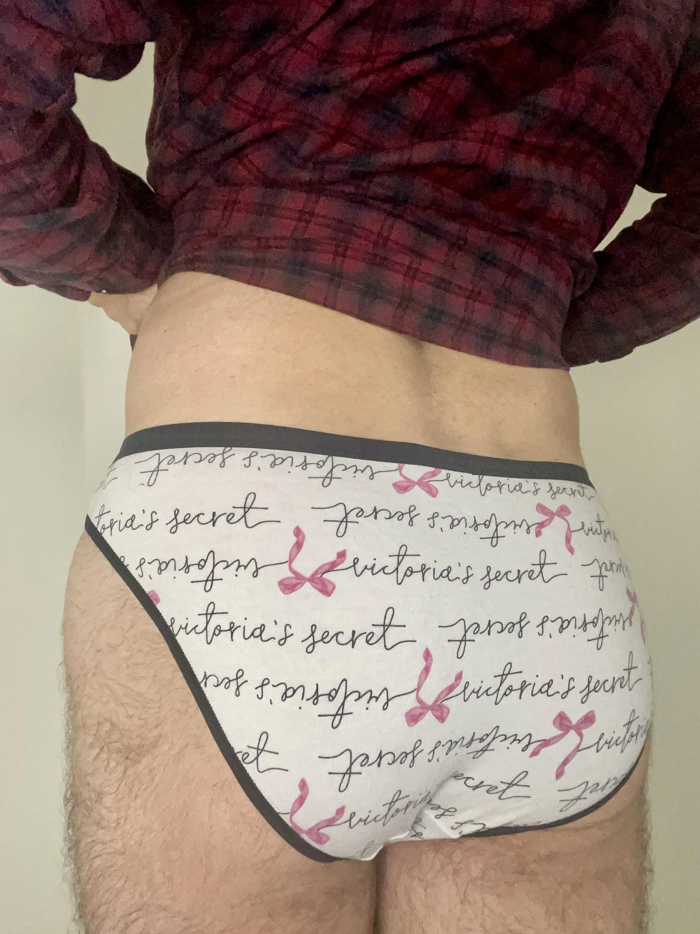 Hidden under a man’s flannel could be his Victoria’s Secret 💖