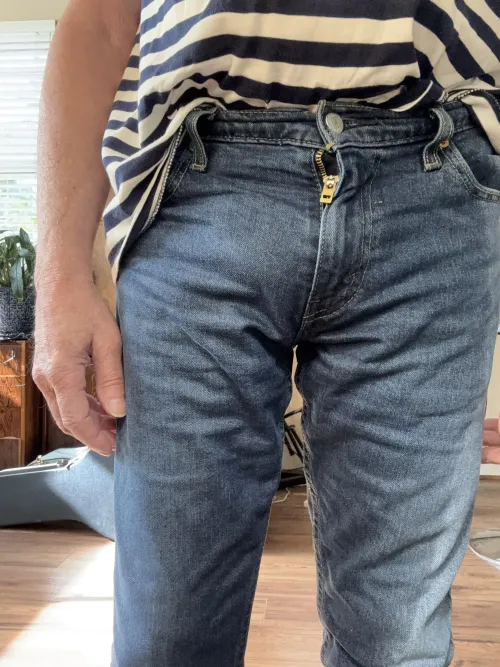 I totally love to wet my underpants and jeans or shorts.  Open to dm’s.  Wet gay boy.