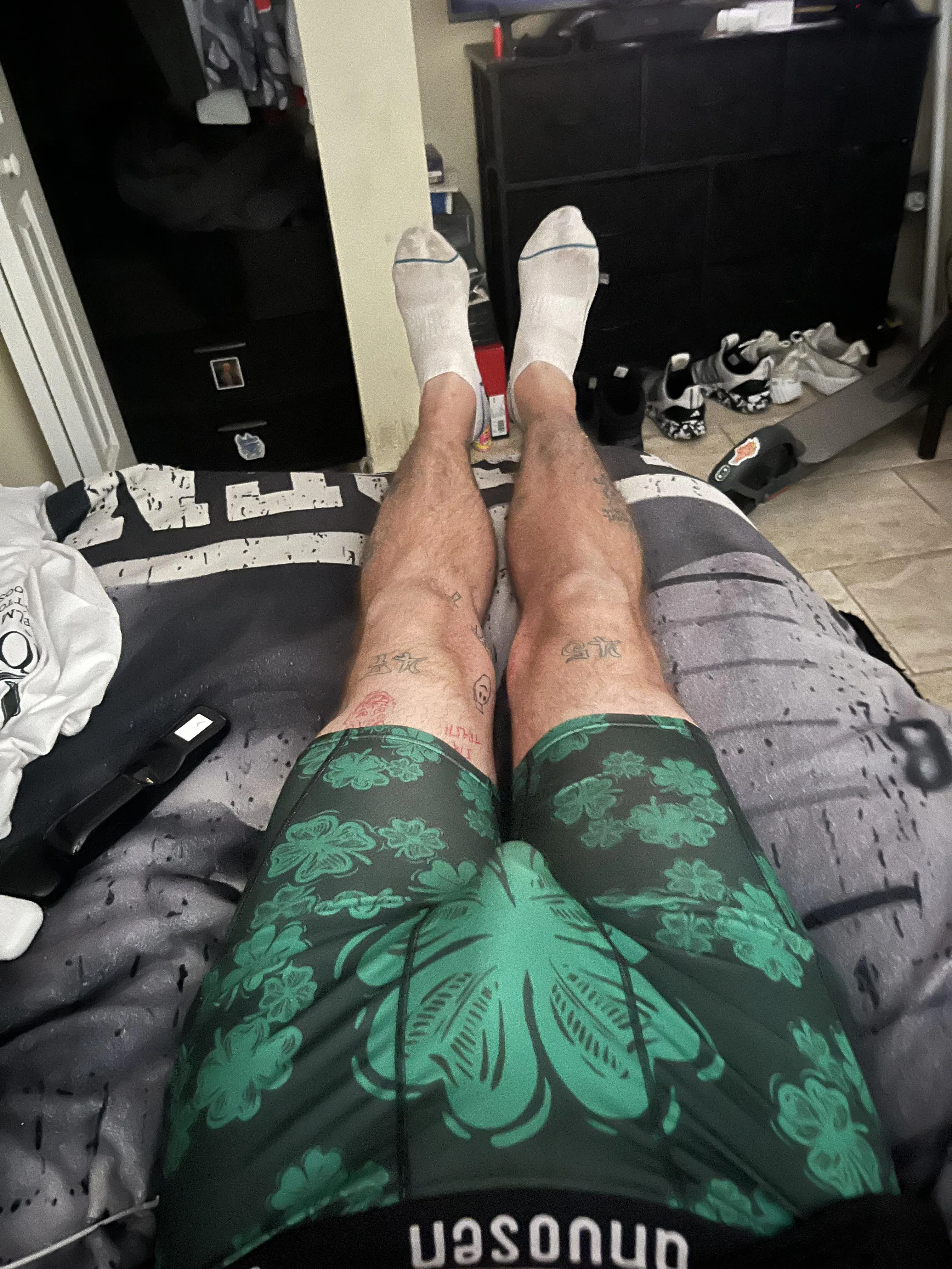 Legs of a 6”8 man