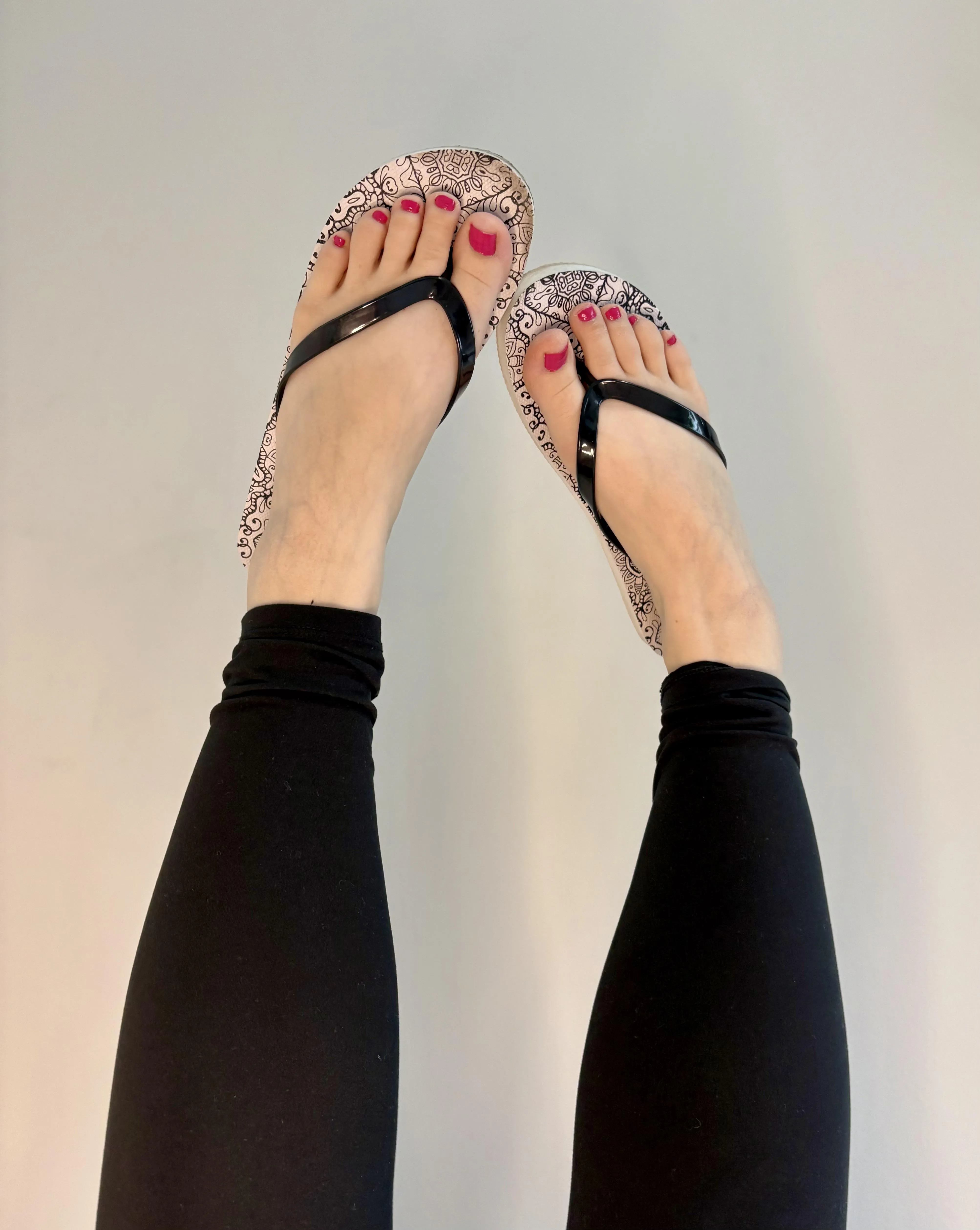 Pretty pink toes and flip flops drive you crazy 😝