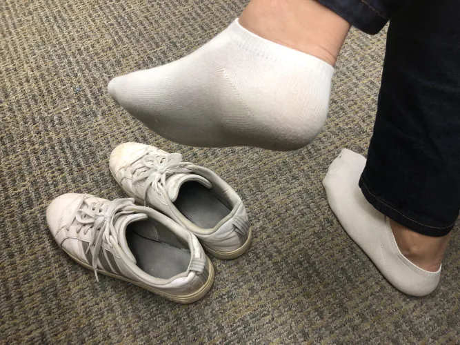 Wonder how my MILF feet smell?