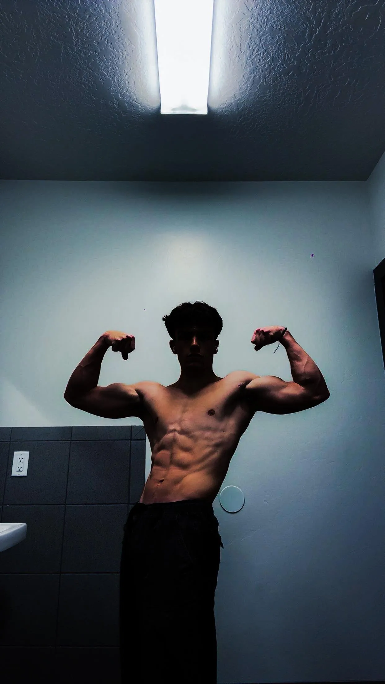 21 [M4F] - Athletic Build, I have a hotel room, need sex tonight. Dm me.