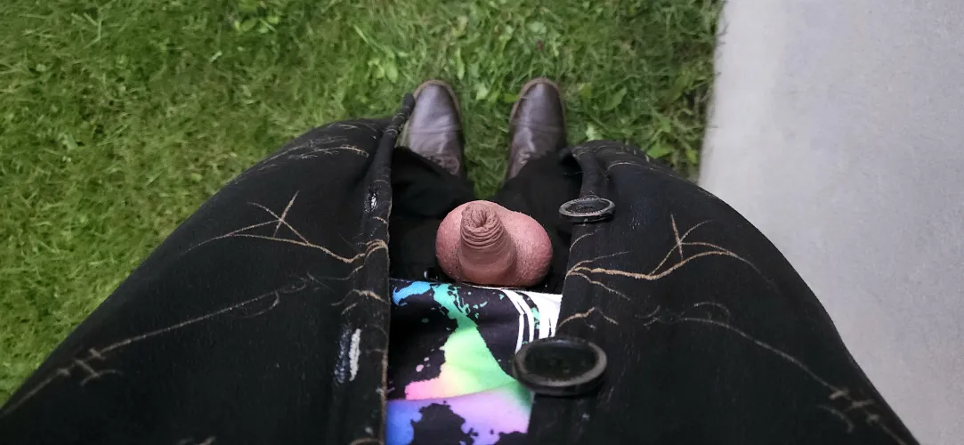 [30] Want to take me out for a walk?? 😳😈