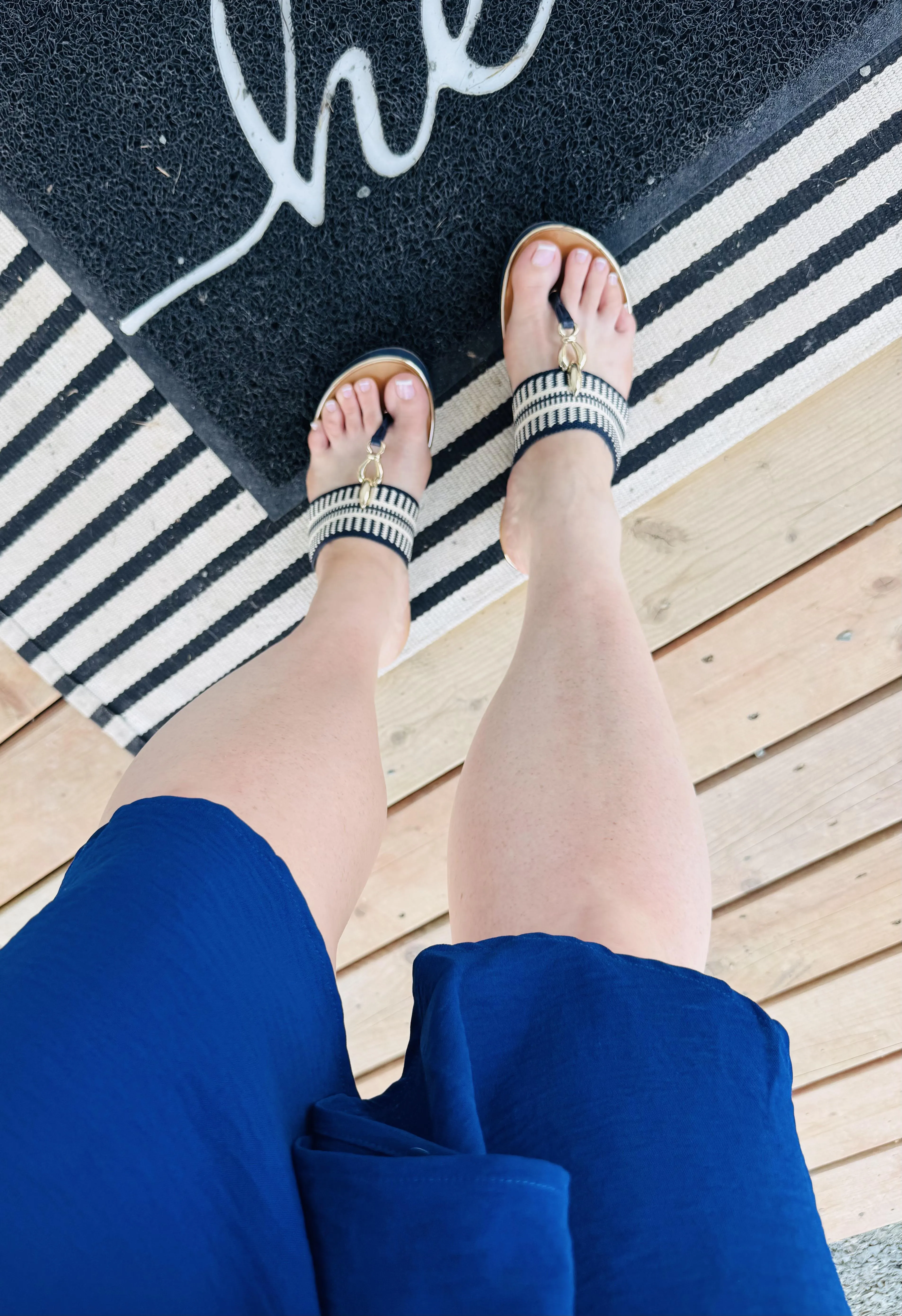 Barely dressed, freshly pedicured & knocking on your door .. don’t keep me waiting 😈