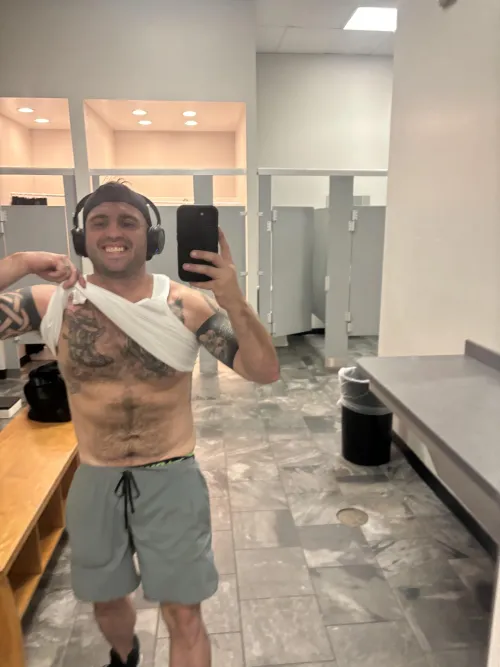 Need a woman in the gym to tease me so I can awkwardly look away and get scared lol