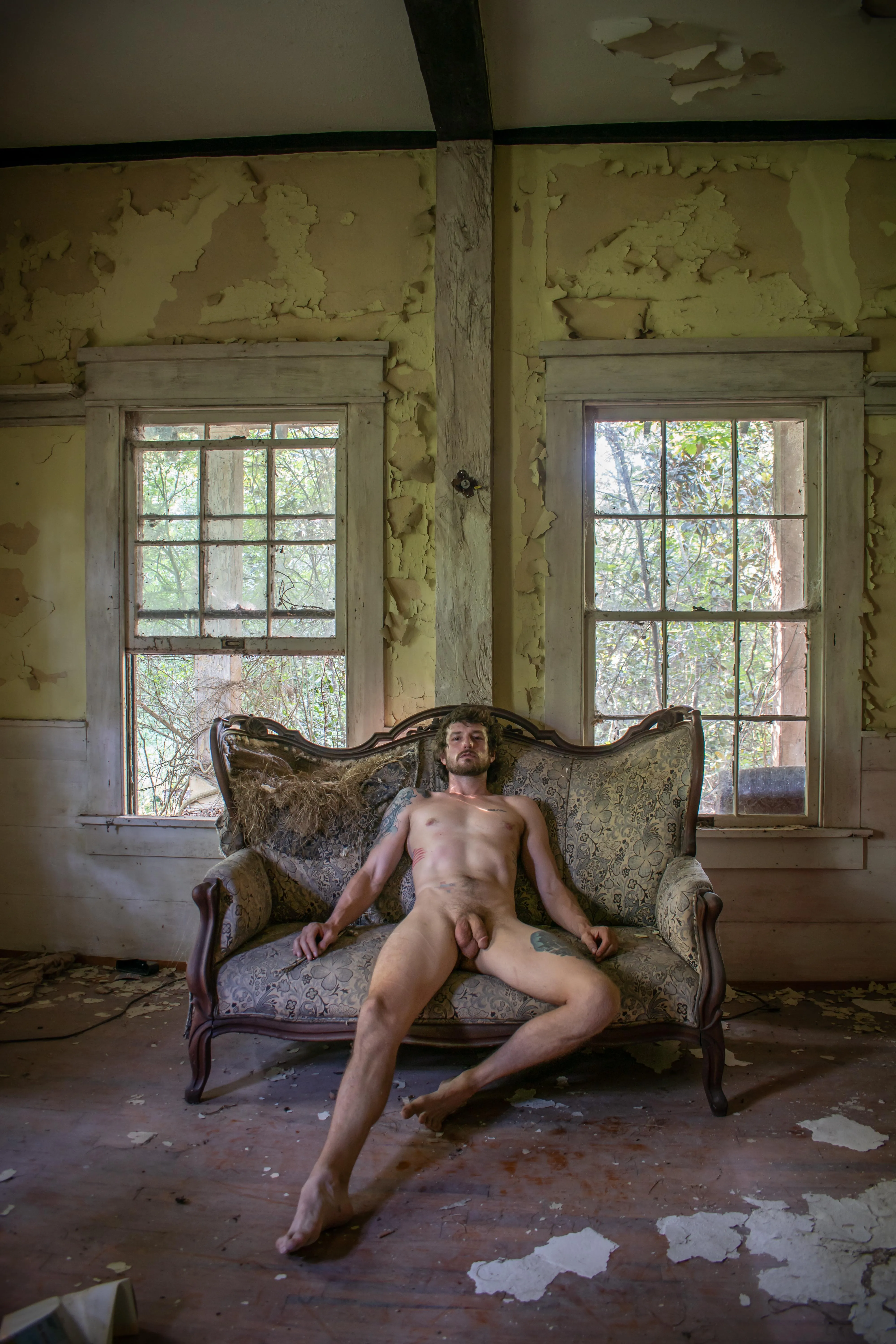 Self-portrait in abandoned house 🖤