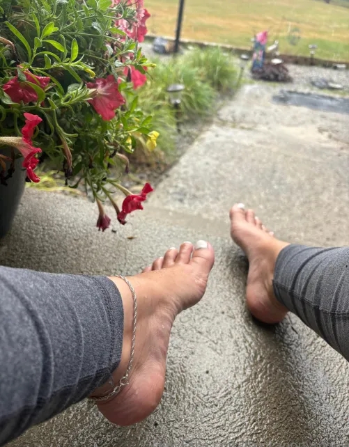 What would you do to my sexy feet? 💦✨