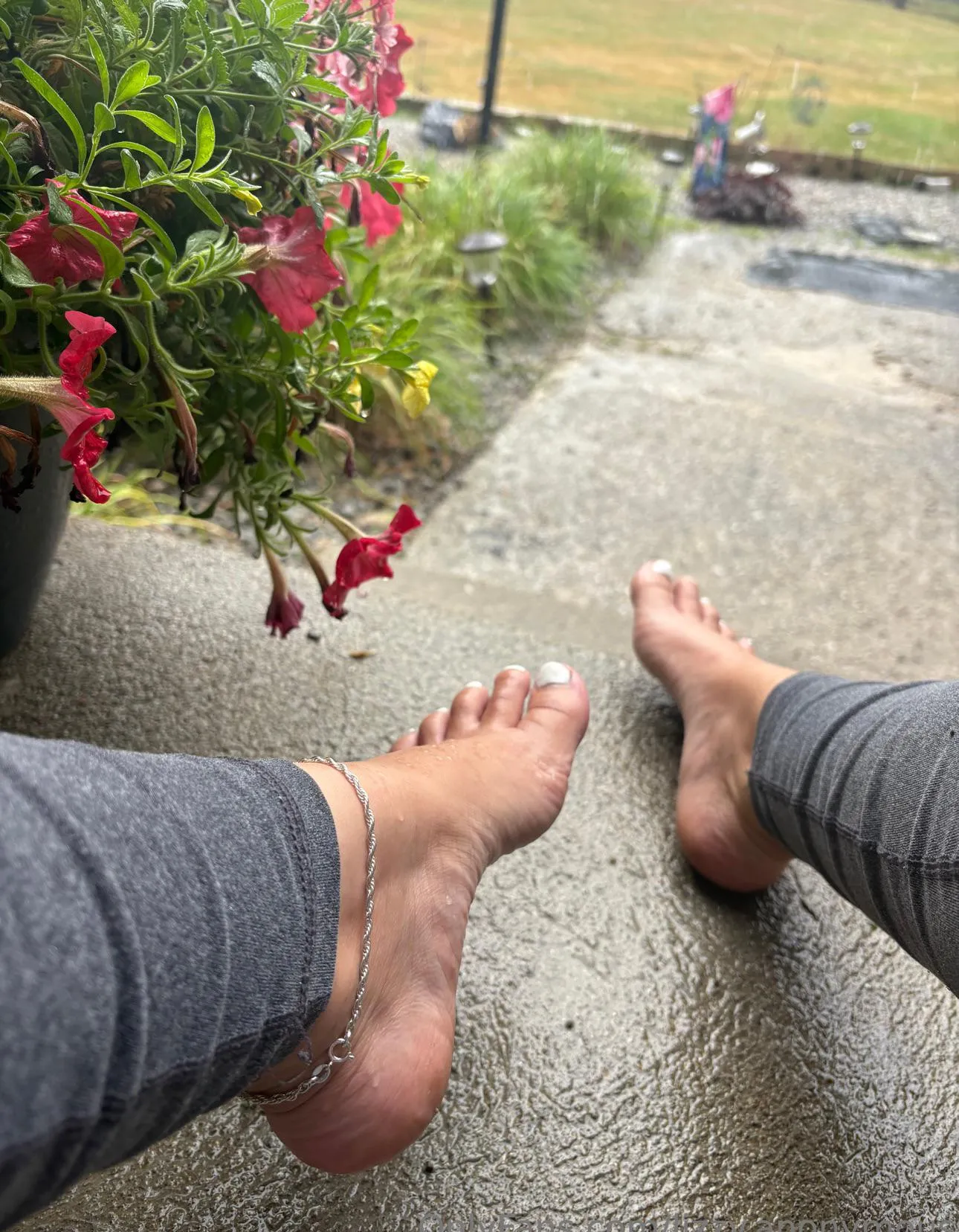 What would you do to my sexy feet? 💦✨