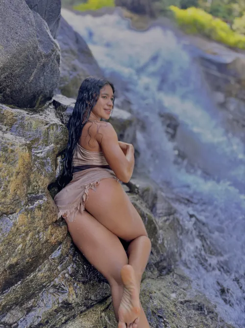 You see the hottie Pocahontas in the river