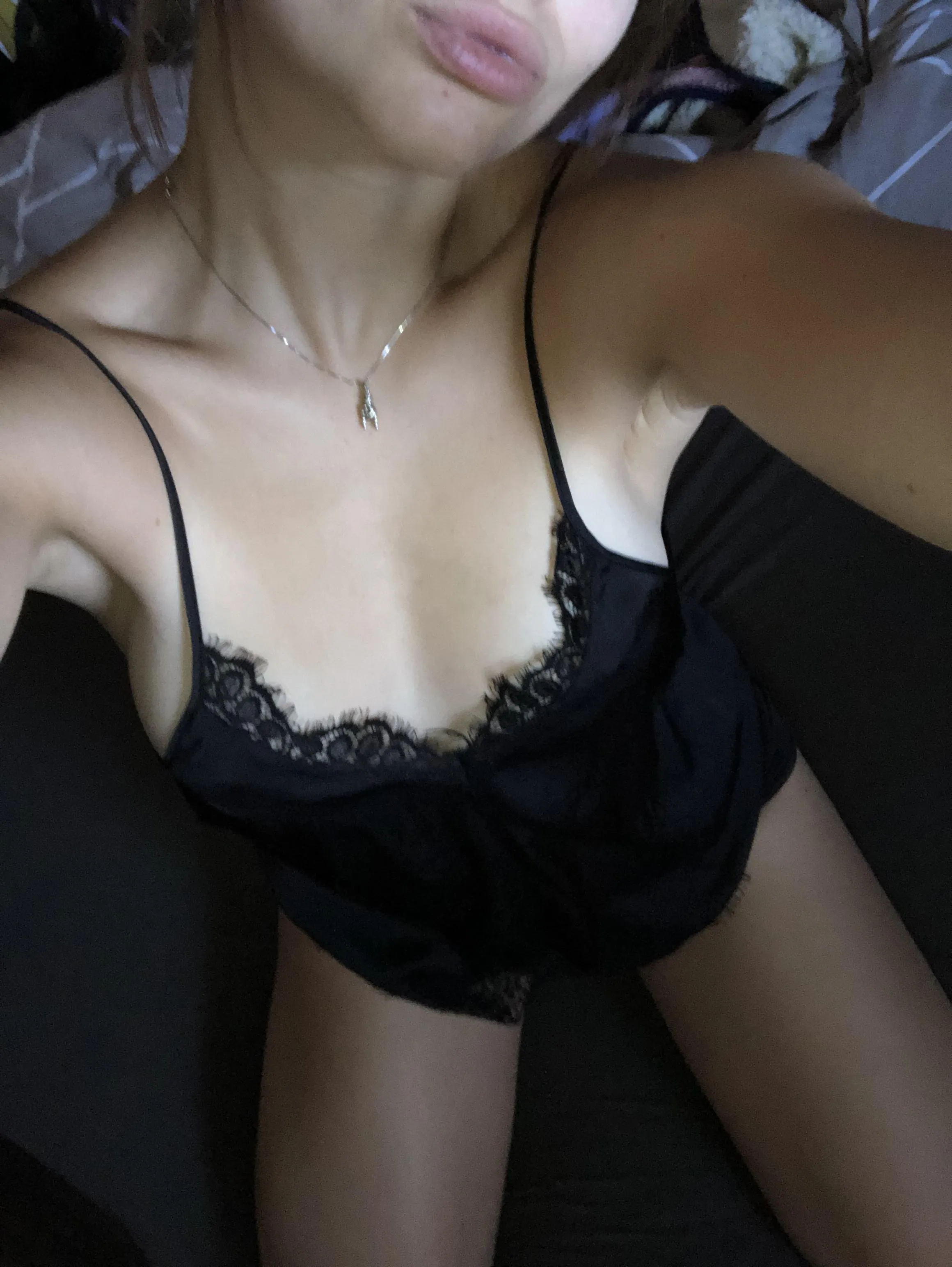 Ziehst du mich aus oder fickst du mich so? 🥰