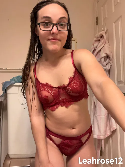 4’8 petite do you find me attractive? ❤️