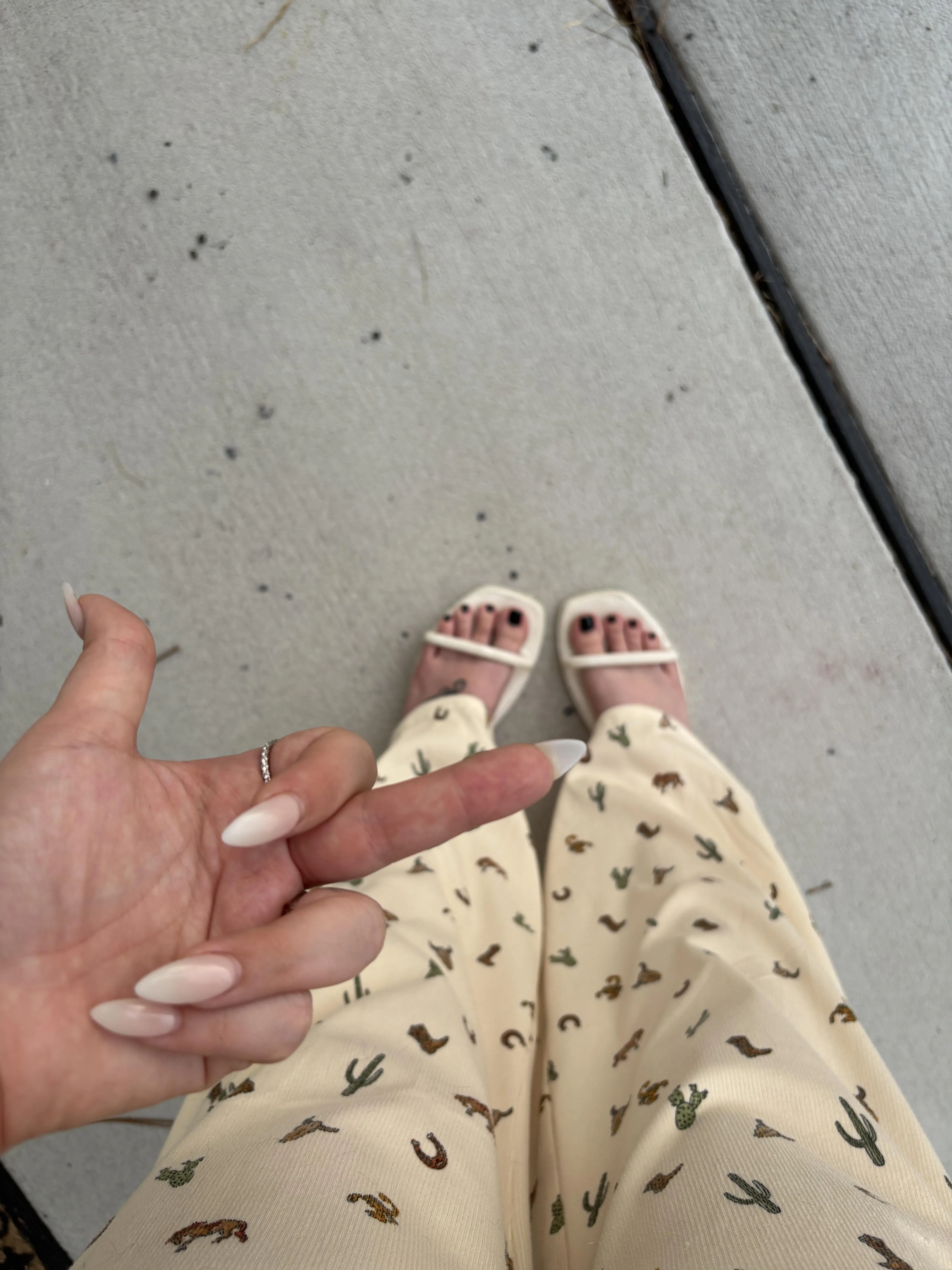 Be a good boy and buy mommy’s feet pics 😏