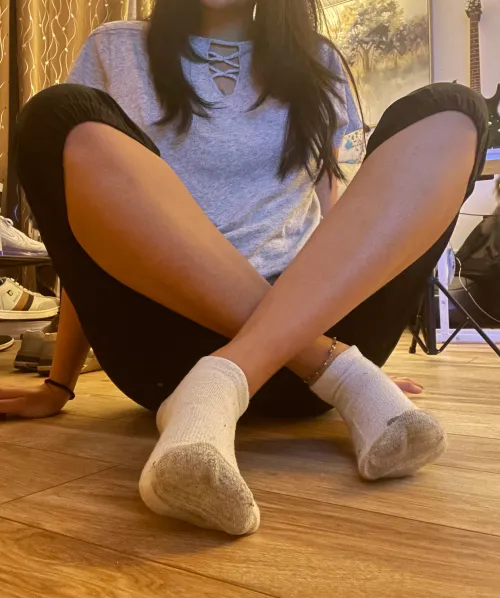 Come get a sniff of my sweaty, smelly socks 💜