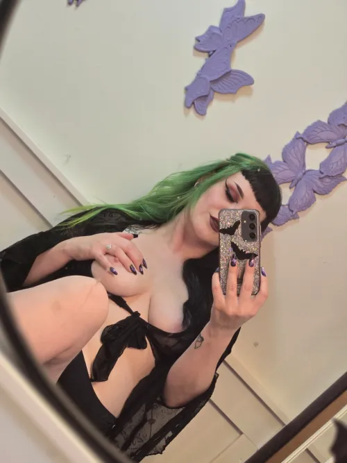 Green hair and purple butterflies 🤷🏻‍♀️