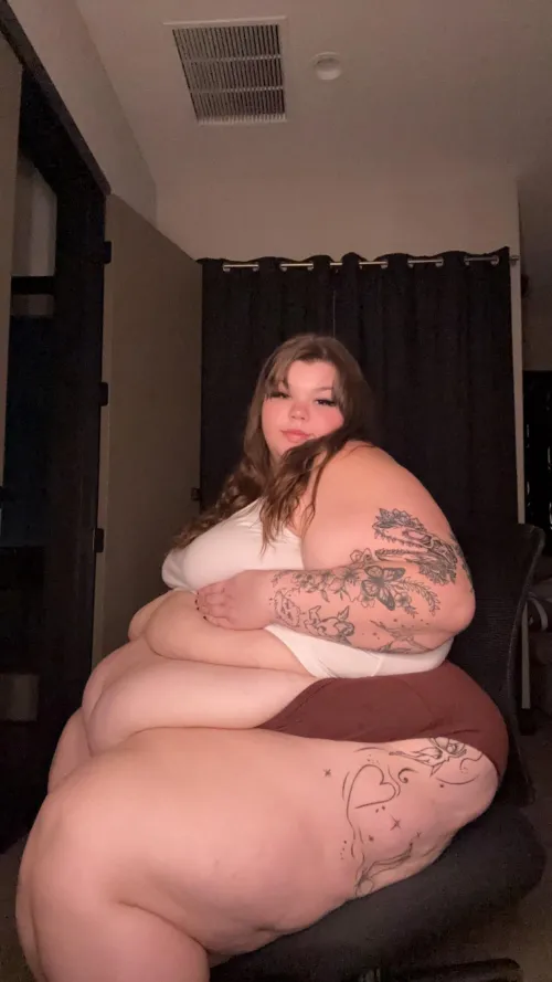 hey there! just doing selfie with my tummy😊