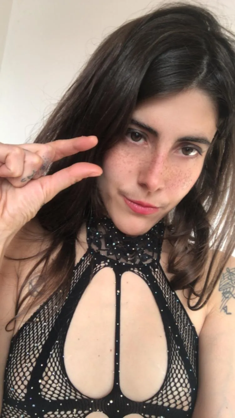 I can imagine a reason to pay attention to your insignificant self, with that lil bean !