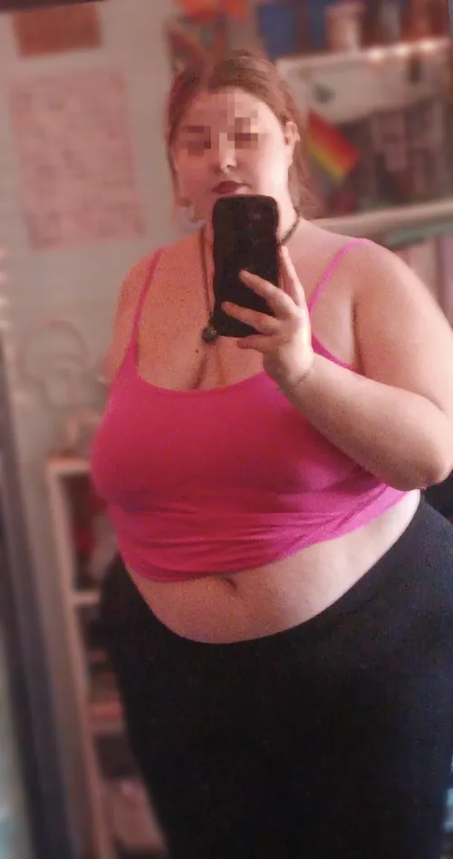 I look way too pretty in pink to dare keep it away from my curves 𖹭