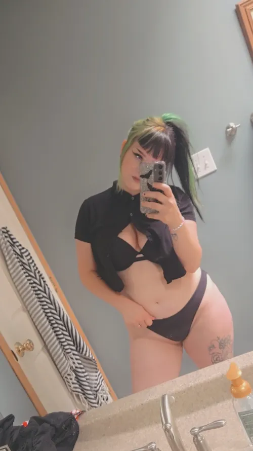 I think it's time to touch up my color 😅🖤