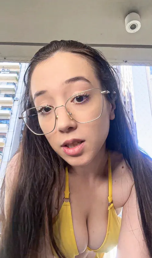 i think my lips needs some more creamy gloss.. amirite?