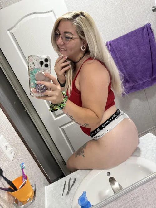 I’m just gonna drop my booty cheeks real quick