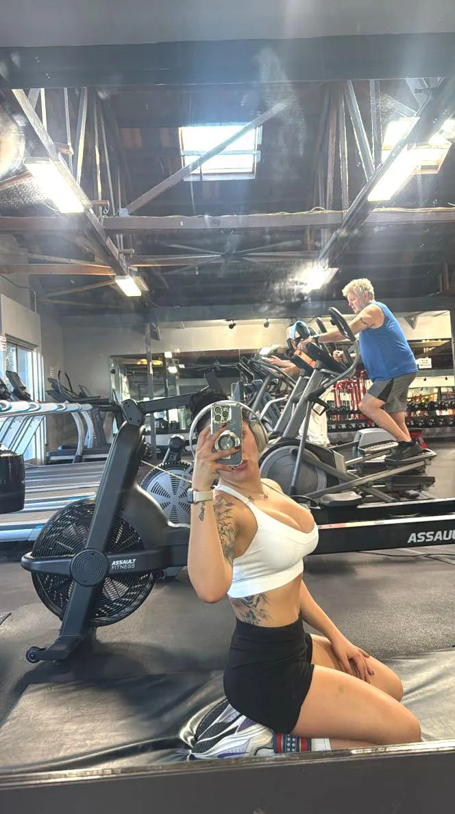 j'ai travaille mes fessiers aujourd'hui, ils vont rebondir tellement bien sur ta bite