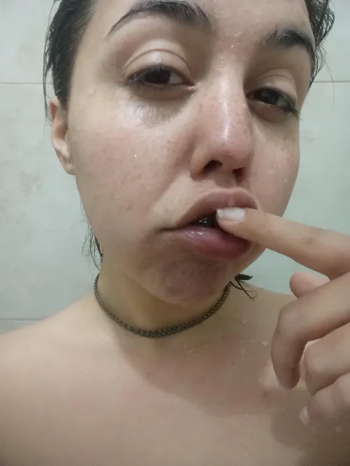 Look at the drop in the middle of the lips.