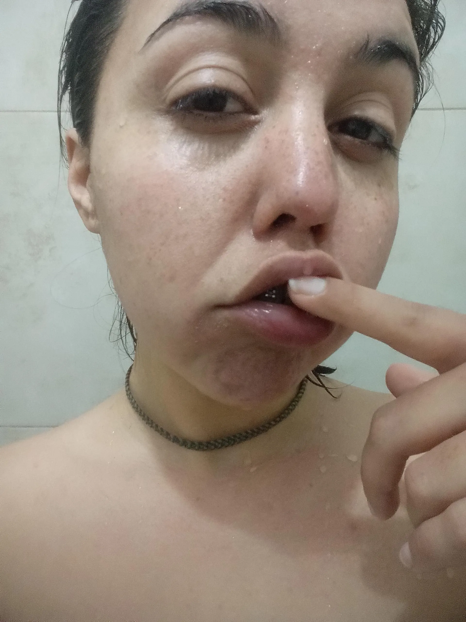 Look at the drop in the middle of the lips.