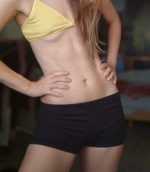 Small belly and small belly button