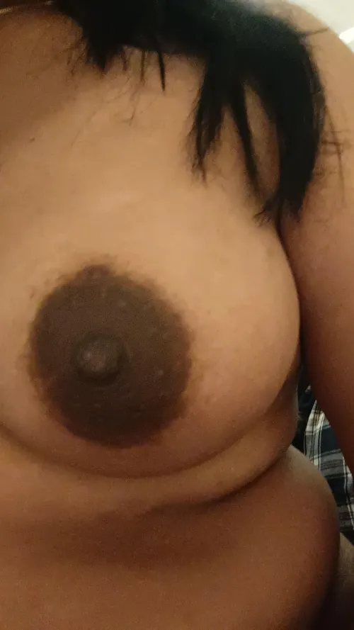 Who wanna kiss my nipple🤪