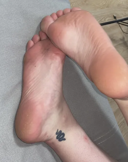 who wants to lick my morning sweaty soles