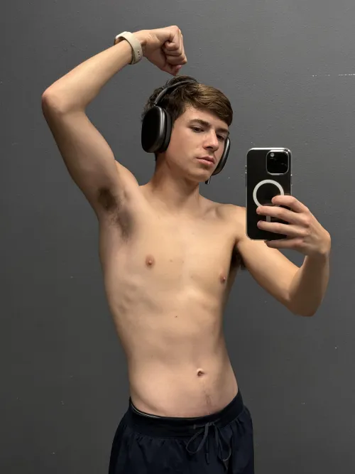 Just imagine how my cock smells if my pits off-gas this much testosterone 😈