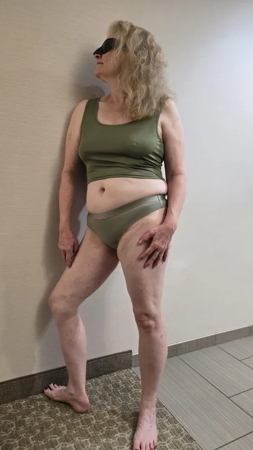 Real blonde in olive green. A nice combo! 😉☺️