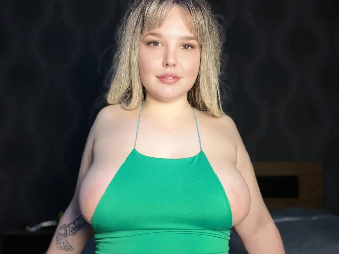 Side boob squeezing out