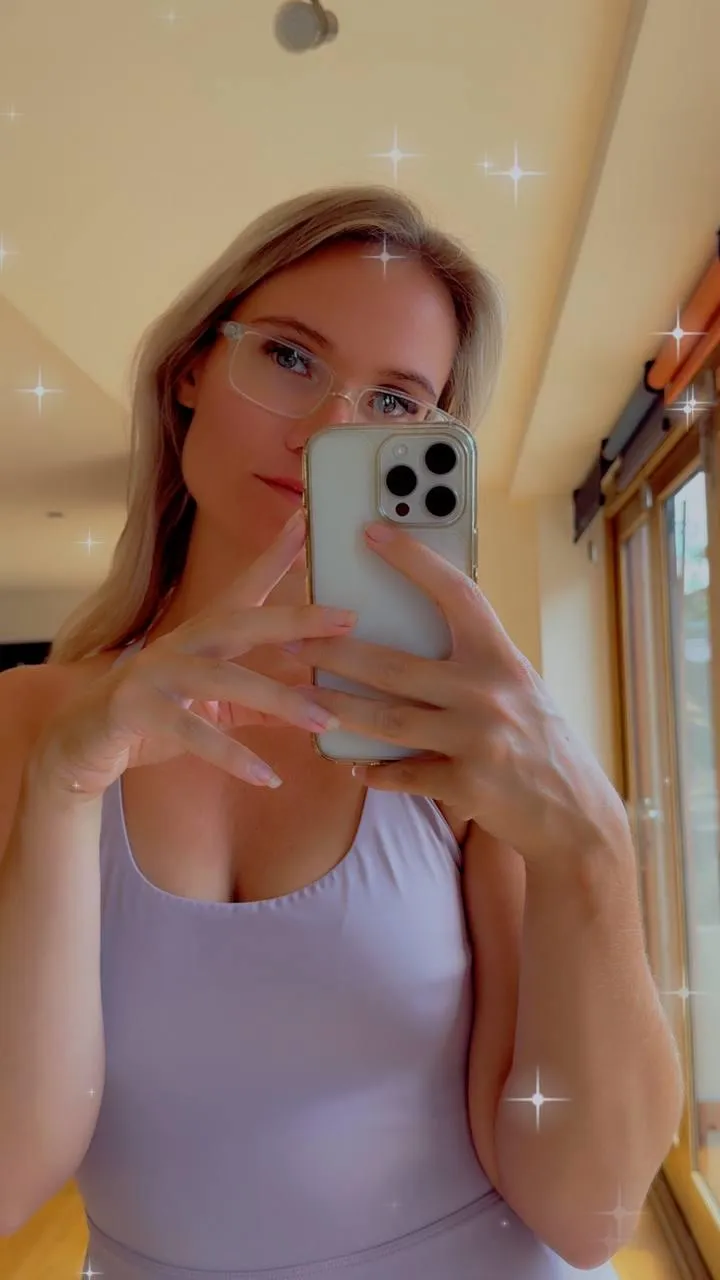 Would you like to fuck this cute blonde? 😜😈