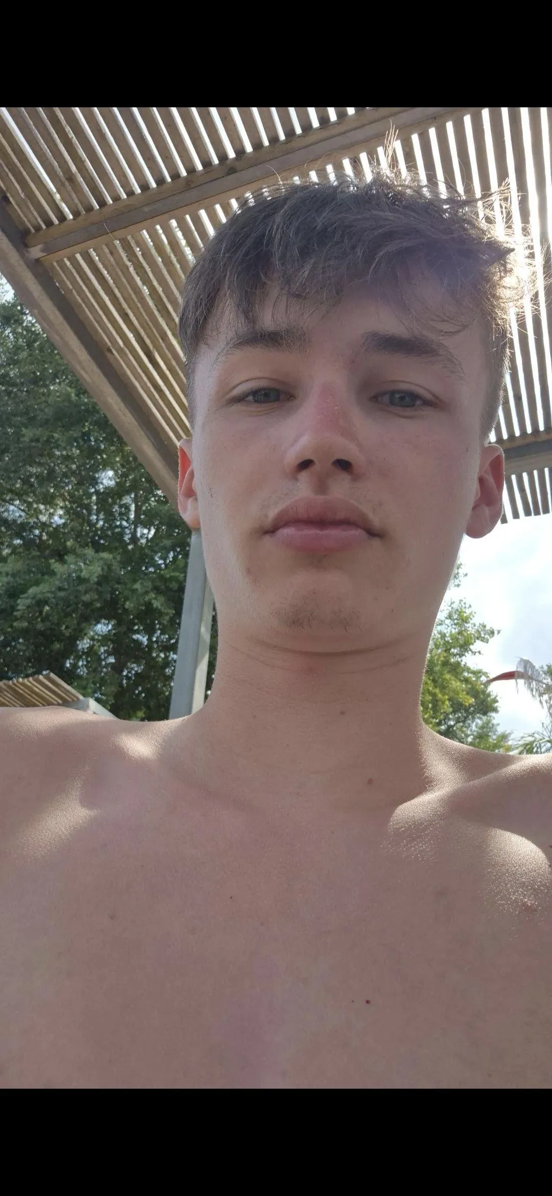 18M looking for a loyal sub not scared to send. Feel free to dm !