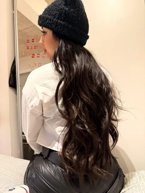 Do u prefer straight hair or wavy?😈😈😈