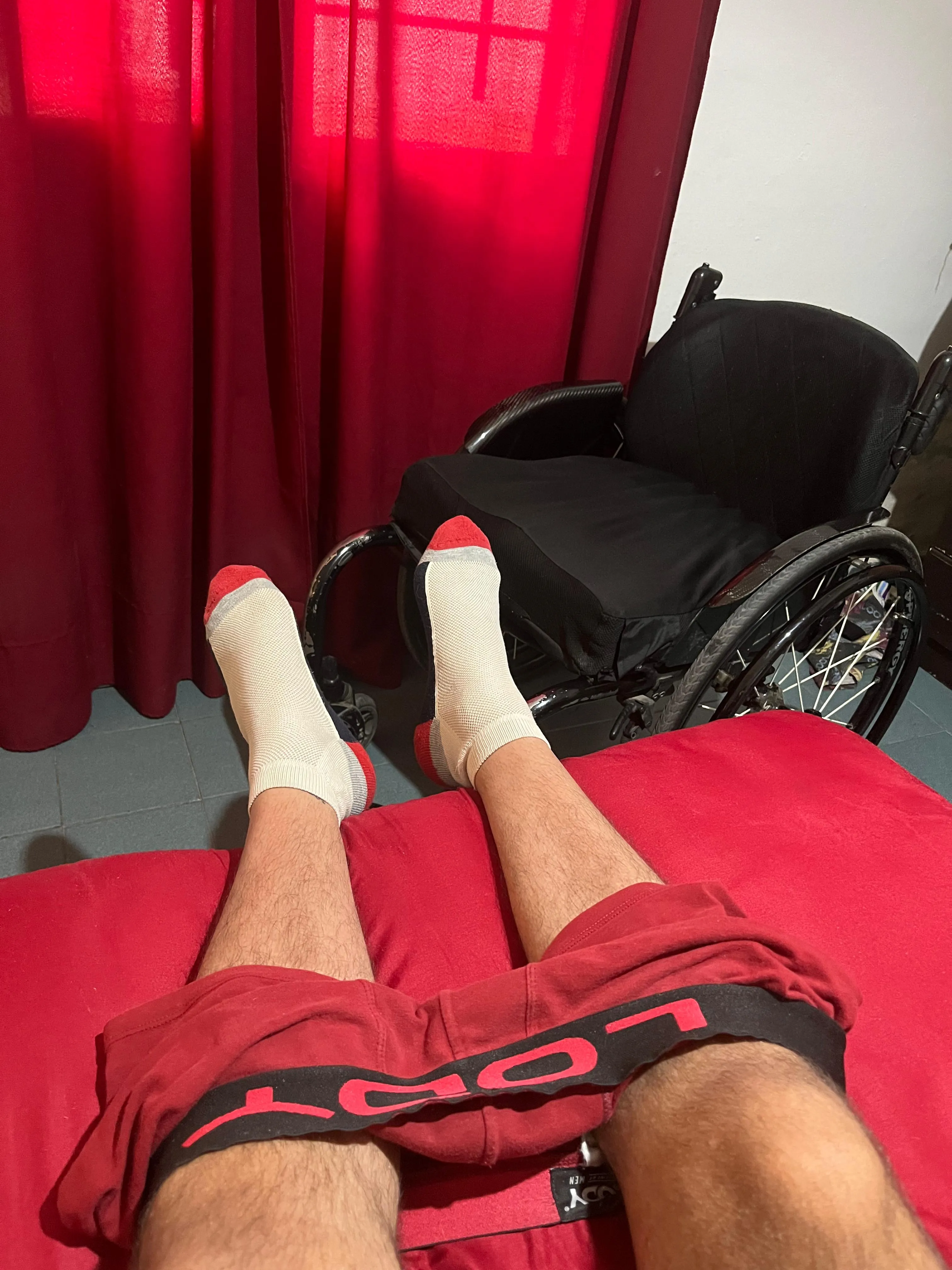 Everyone wants to see my boyfriend's feet and I don't refuse 👣