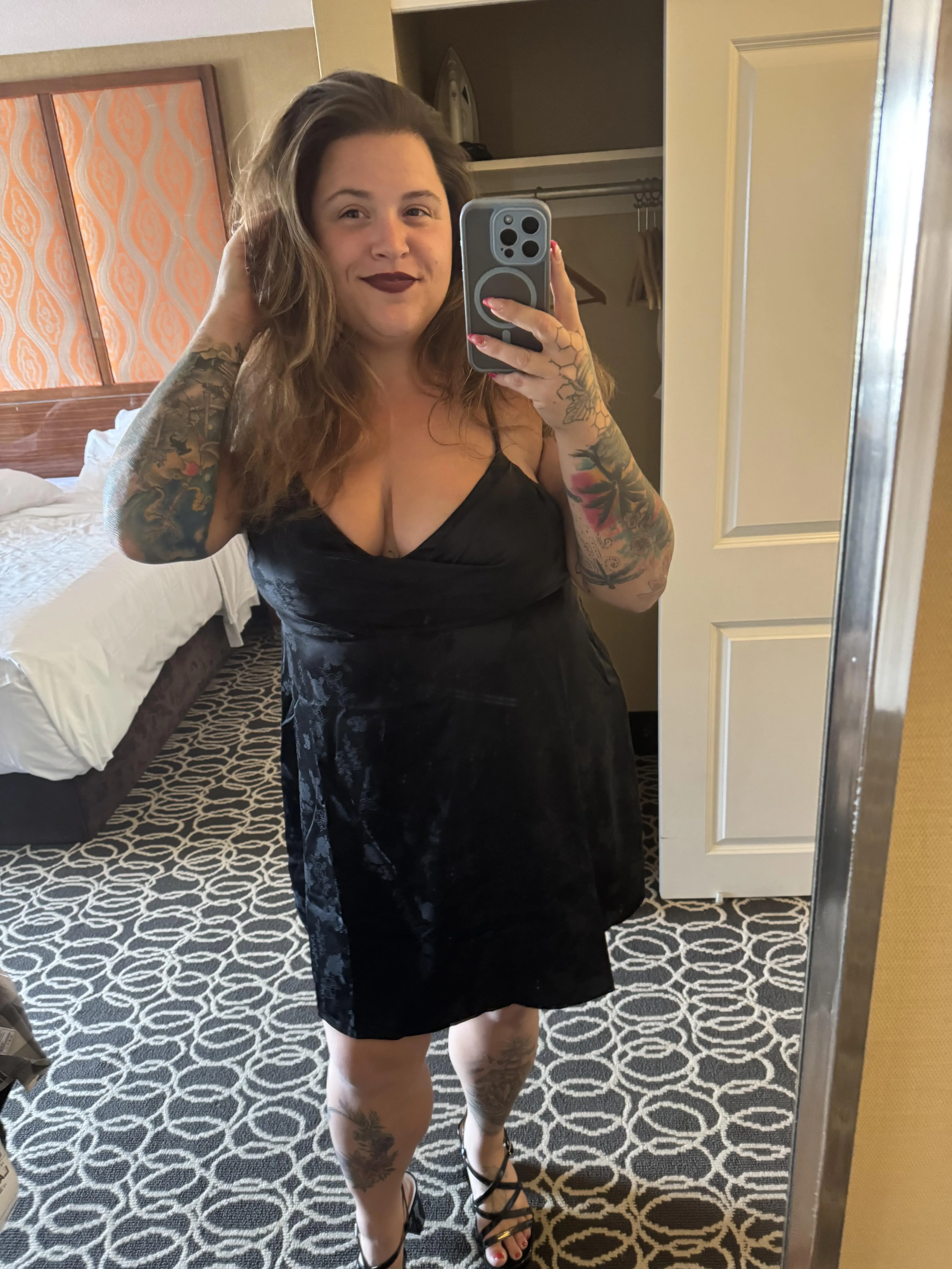 Flirtatious bbw covered in tattoos, happy Friday!