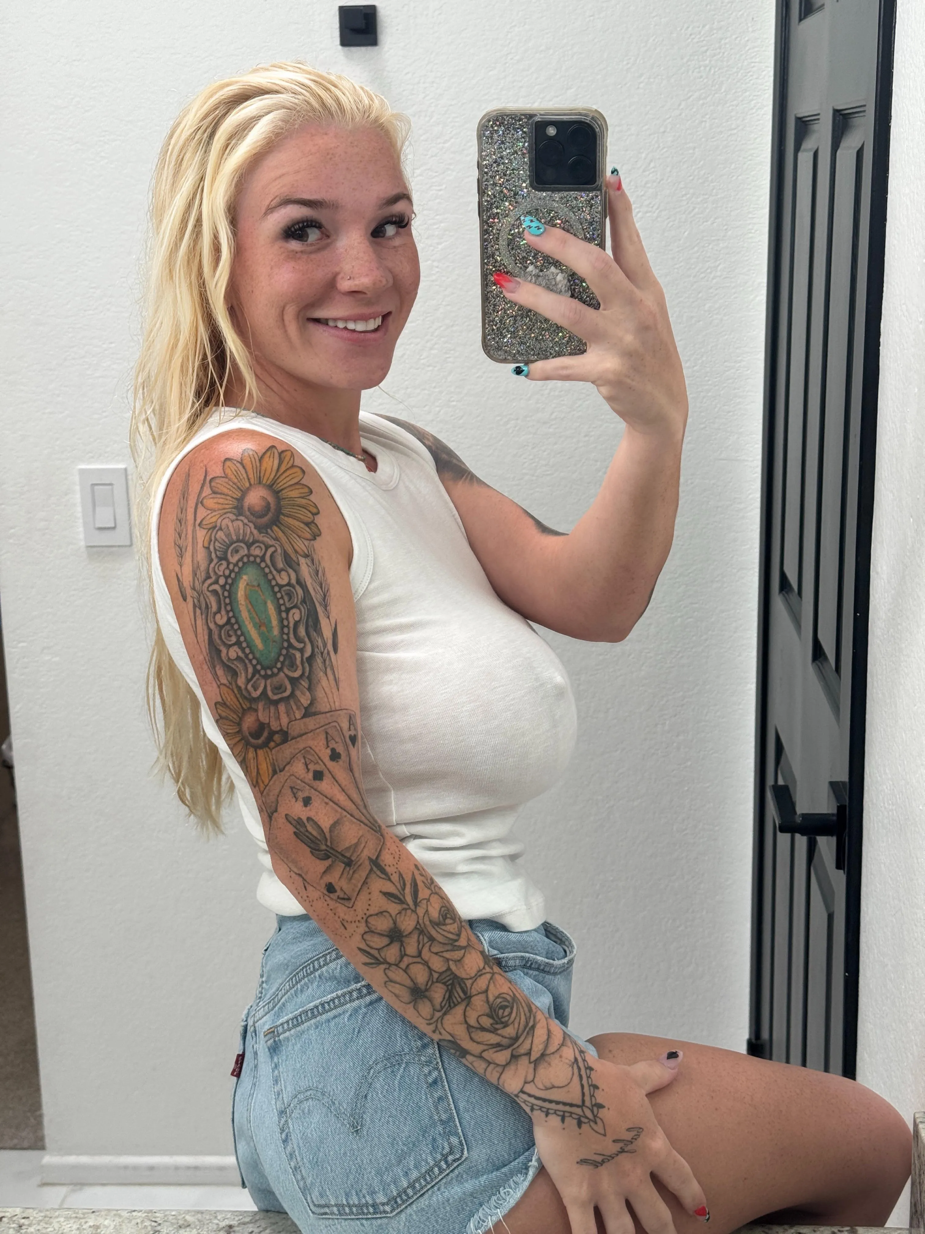 Nothing beats Levi’s & a white T