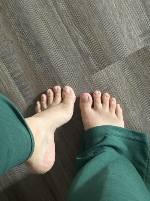 Oh? You like these cute little toes? Too bad they’re not for just anyone… but maybe I’ll let you beg for a closer look!😈👣💅