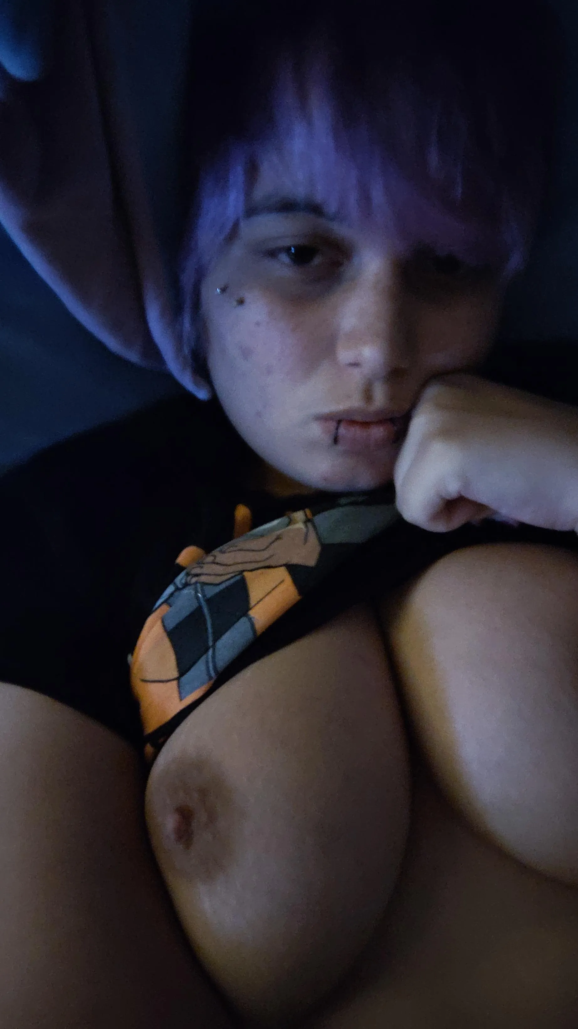 Spend your late nights with me 🖤