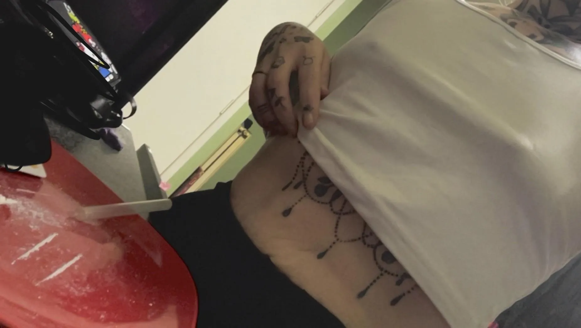 This shirt doesn’t hide much 👀