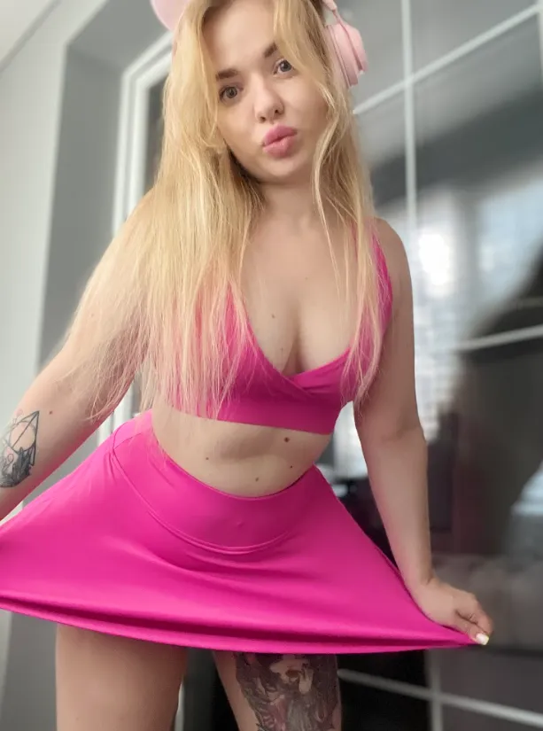 Those bra lines say more than words ever could