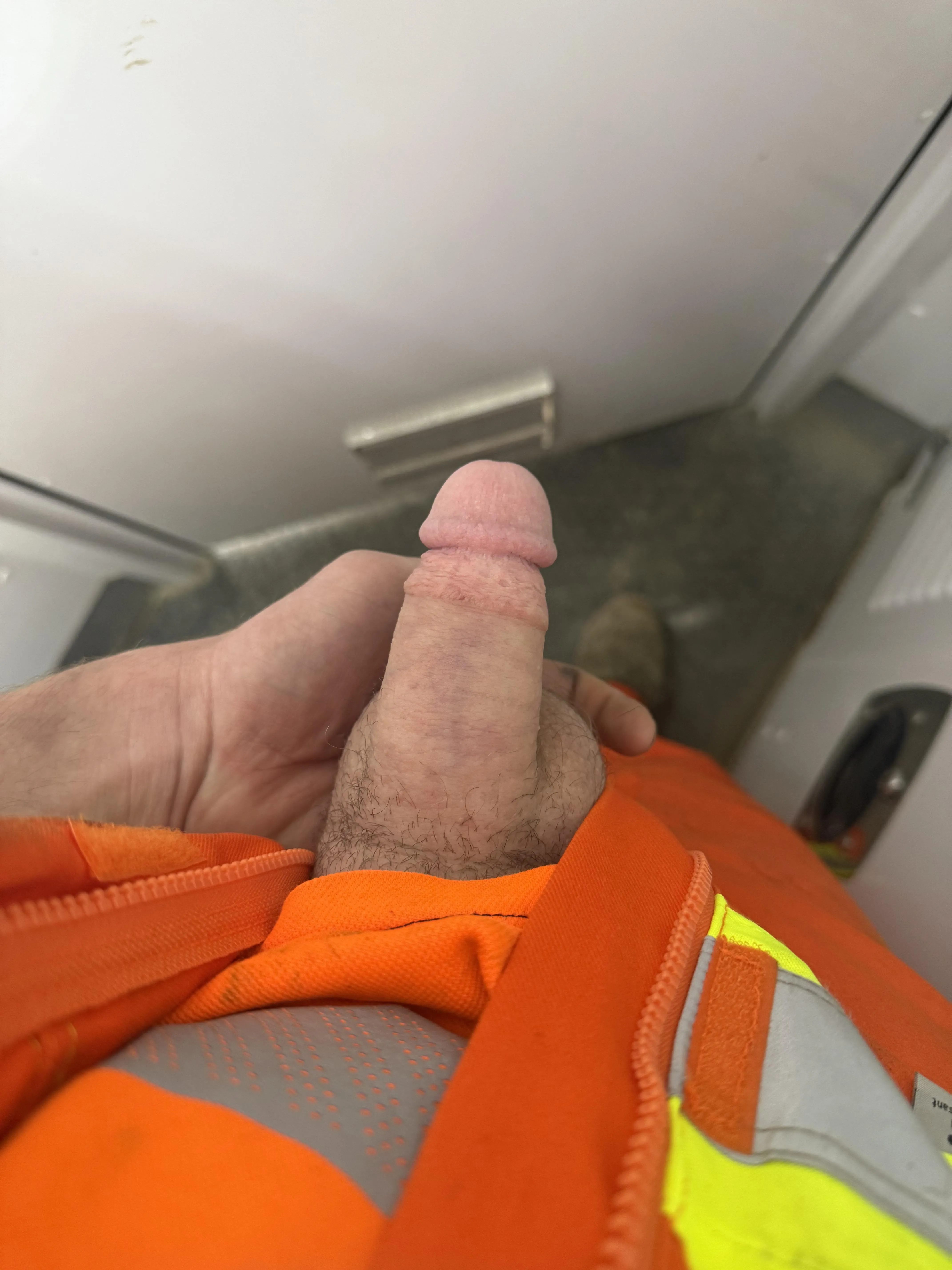 Anyone els working late tonight wanna meet up after a shift for some fun?