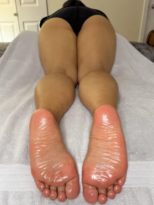 Bottoms up, now serving oily, thicc, prone Asian soles. 🤭