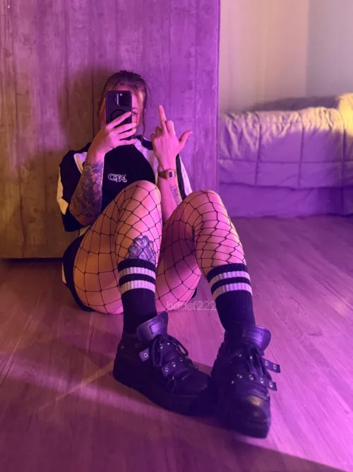 hi beta loser 💞🖤💞 ready for mommy to step on you? 🖕🏻🖕🏻