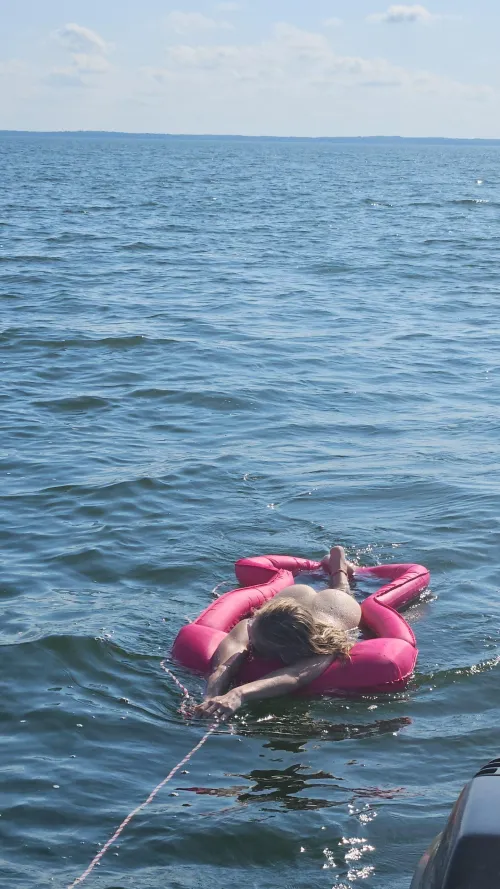 If you see this hotwife on that really Big Lake....say hello😉